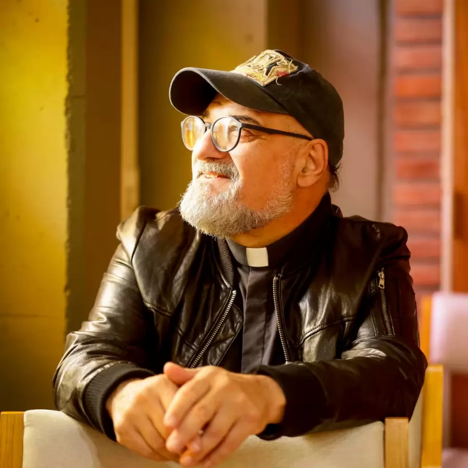 El Padre César forjó amistad con grandes figuras del rock nacional