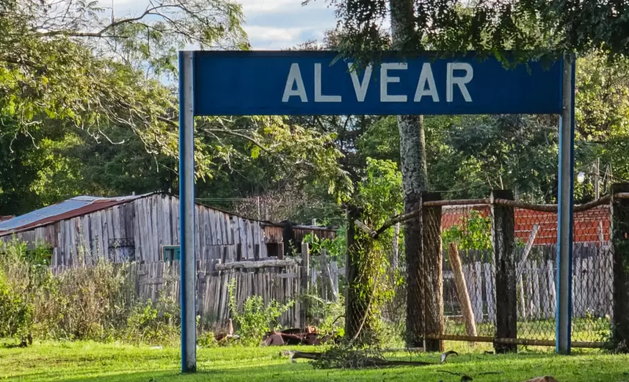 La estación de Alvear en Corrientes no funciona desde 2011 y ahora por sus vías circulan únicamente trenes de carga.