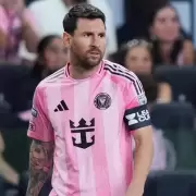 Tras despedir a su pap�, Messi regres� a las canchas y recibi� un abrazo que nadie esperaba