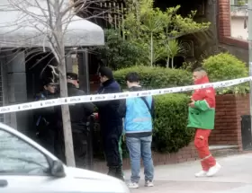 Efectivos de la Polic�a de la Ciudad en la puerta de la casa de la v�ctima del femicidio en Villa Devoto.