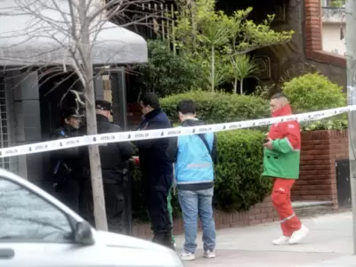 Efectivos de la Polic�a de la Ciudad en la puerta de la casa de la v�ctima del femicidio en Villa Devoto.