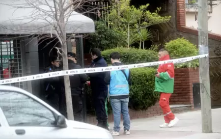 Efectivos de la Polic�a de la Ciudad en la puerta de la casa de la v�ctima del femicidio en Villa Devoto.