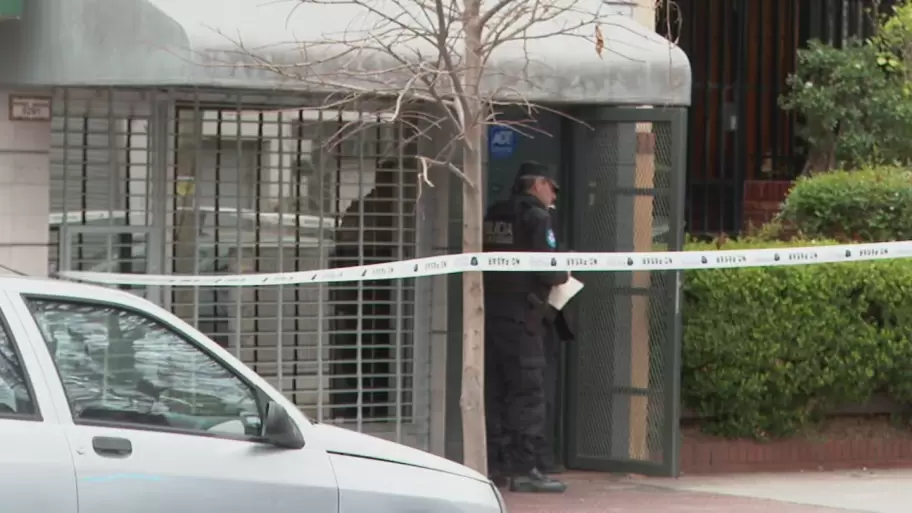La puerta del hogar de la v�ctima del femicidio en la calle Pedro Mor�n al 5200.