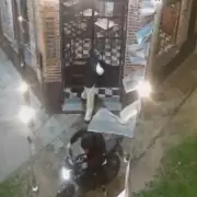 Terror en Tolosa: dos motochorros armados intentaron entrar a un restaurante y los empleados les frustraron el robo