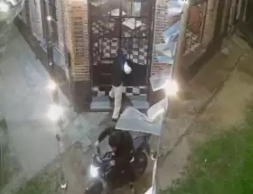 As� intentaban ingresar al bodeg�n Do�a Auria de Tolosa los motochorros que debieron huir tras ver su robo frustrado.