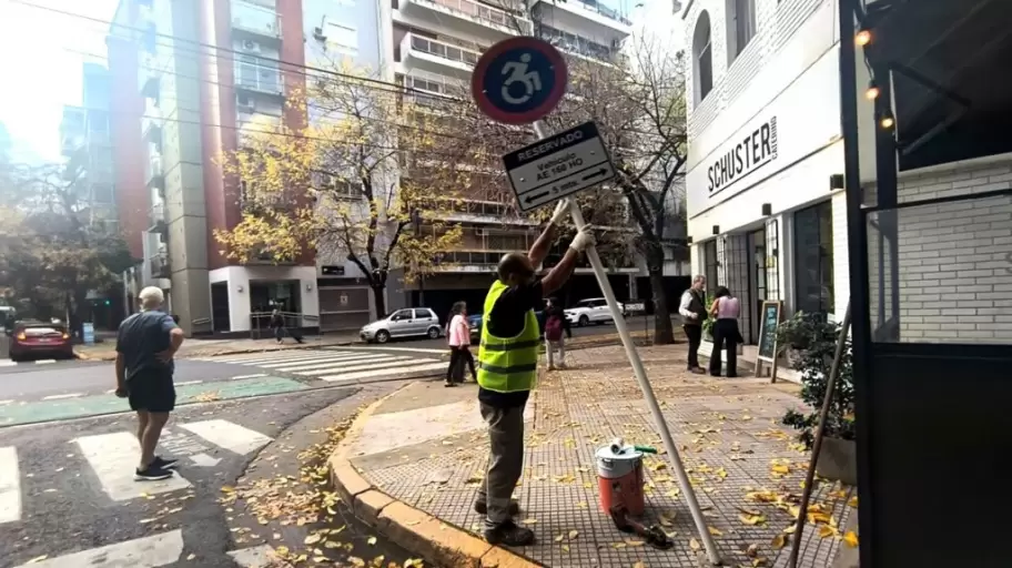 Quienes cometan la infracción de tener un estacionamiento truchos para discapacitados deberán pagar multas de hasta 200 mil pesos.