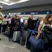 Protesta, demoras y tensi�n en Aeroparque en la previa del finde largo: reclaman la reincorporaci�n de un delegado despedido