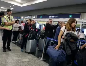 Protesta, demoras y tensi�n en Aeroparque en la previa del finde largo