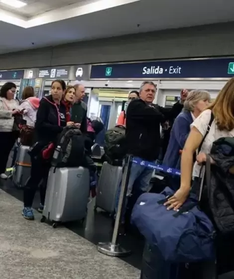 Protesta, demoras y tensi�n en Aeroparque en la previa del finde largo