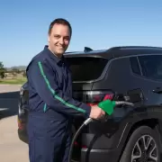 De Caballito a Indio Cuá: cuánto más le cuesta a Adorni llenar el tanque desde que Milei llegó al poder