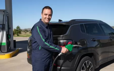 Manuel Adorni tuvo que gastar mucha nafta tras mudarse de Caballito a Indio Cua.