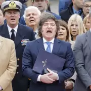 Milei volvió a mostrarse en público después de 10 días y homenajeó a San Martín