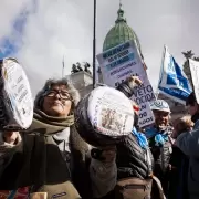 Endeudados, PyMEs, sindicatos y universitarios salen a la calle: semana inc�moda para Milei