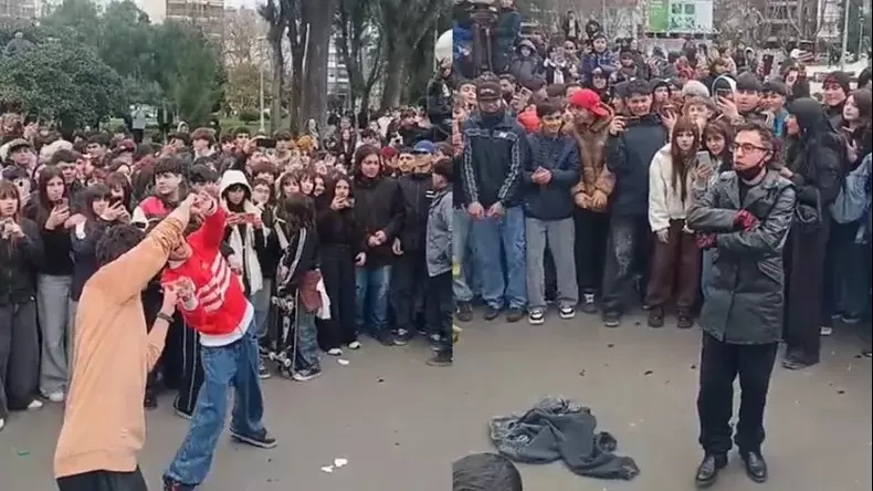 Se juntaron a "farmear aura" en una plaza de Mar del Plata y los atacaron con piedras y botellas