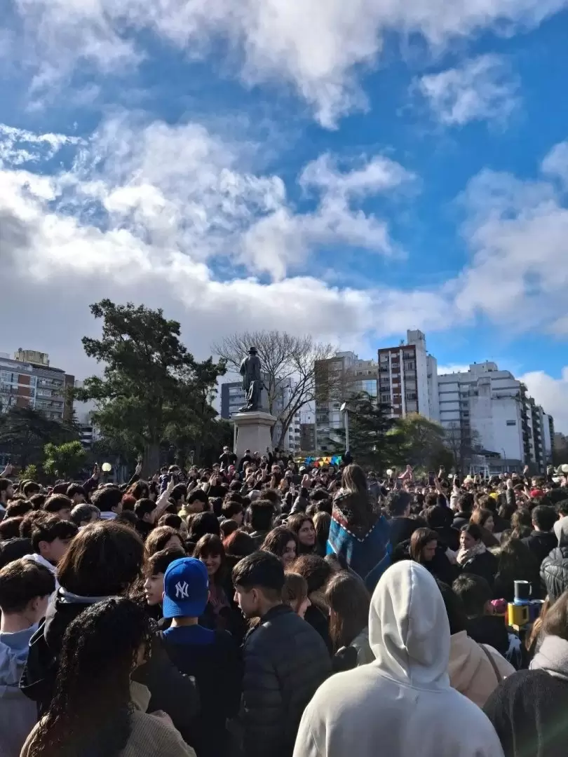 Primer concurso de "farmear aura" en Mar del Plata terminó a los piedrazos