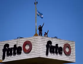 La toma de Fate comenz� hace seis meses cuando la patronal decidi� cerrar, a�n con todas las condiciones para producir en pie.