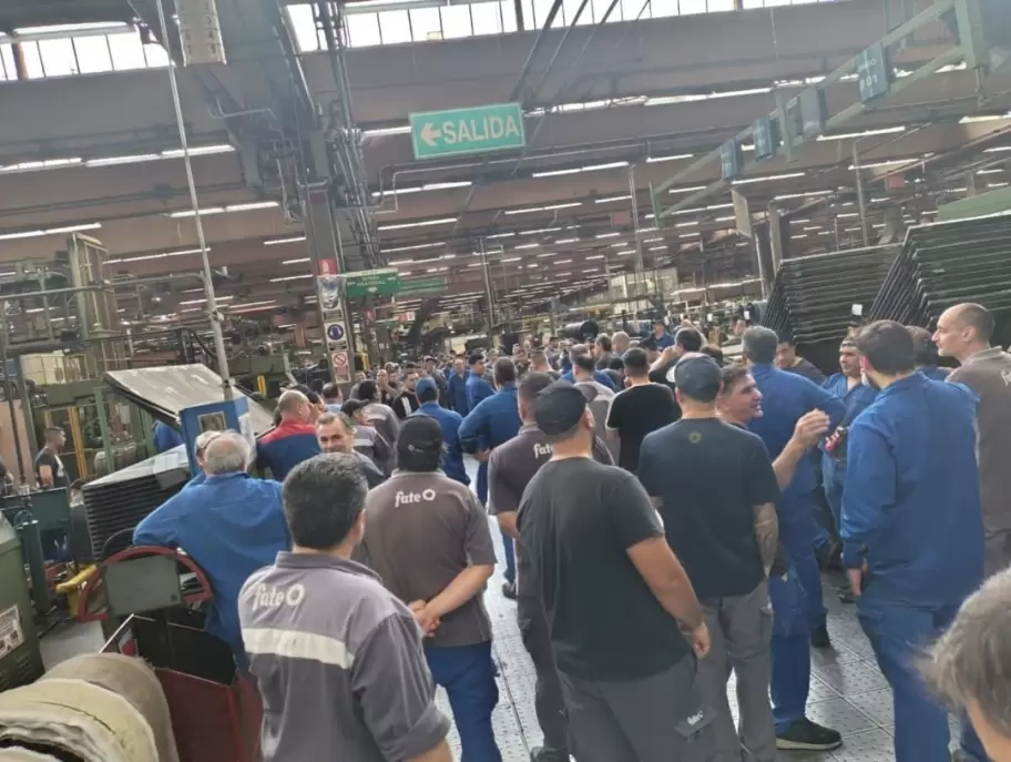 Los trabajadores de Fate tomaron la planta de Victoria y est�n dispuestos a volver a poner a producir.