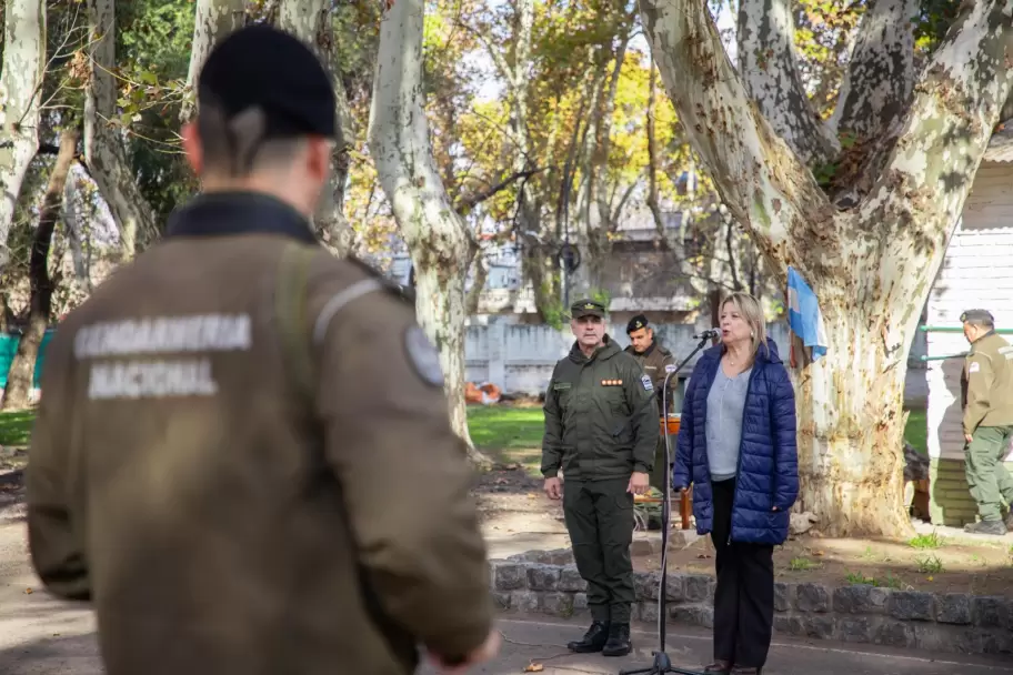 Alejandra Monteoliva junto a oficiales de Gendarmería