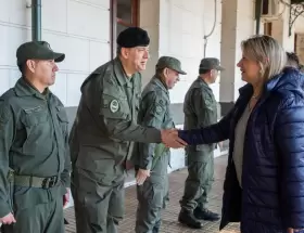 Alejandra Monteoliva junto a oficiales de las Fuerzas Armadas