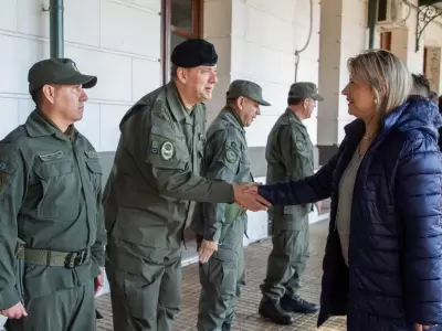 Alejandra Monteoliva junto a oficiales de las Fuerzas Armadas