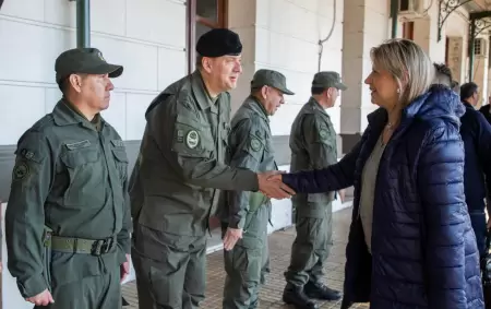 Alejandra Monteoliva junto a oficiales de las Fuerzas Armadas