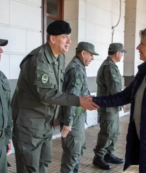 Alejandra Monteoliva junto a oficiales de las Fuerzas Armadas