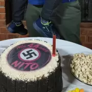 Investigan un cumplea�os nazi con una torta con esv�stica y un ni�o haciendo el saludo hitleriano