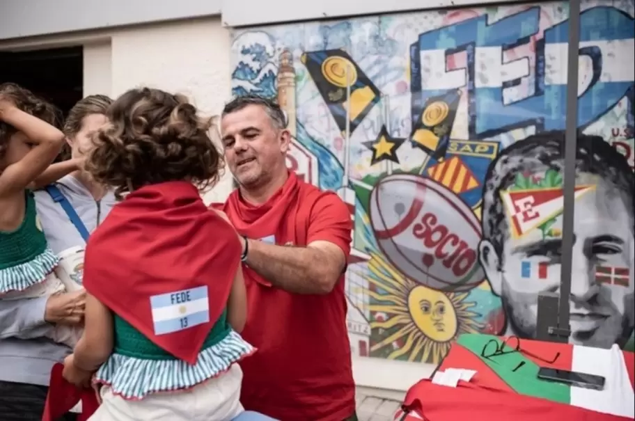 Pierre Guerín con la venta solidaria de los pañuelos en homenaje al ex puma asesinado en Francia Federico Martín Aramburu.
