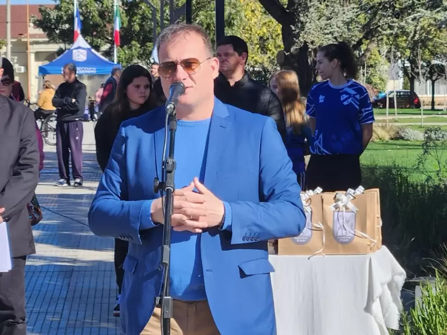 Un intendente puso su nombre en los uniformes municipales