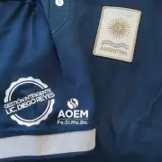 Puan: un intendente puso su nombre en los uniformes municipales y desató un escándalo por el uso de fondos públicos