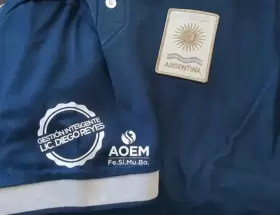 Un intendente puso su nombre en los uniformes municipales