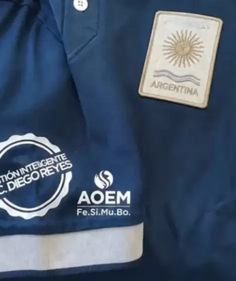 Un intendente puso su nombre en los uniformes municipales
