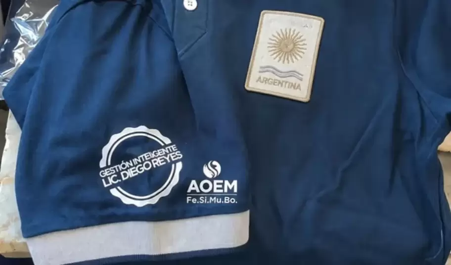 Un intendente puso su nombre en los uniformes municipales