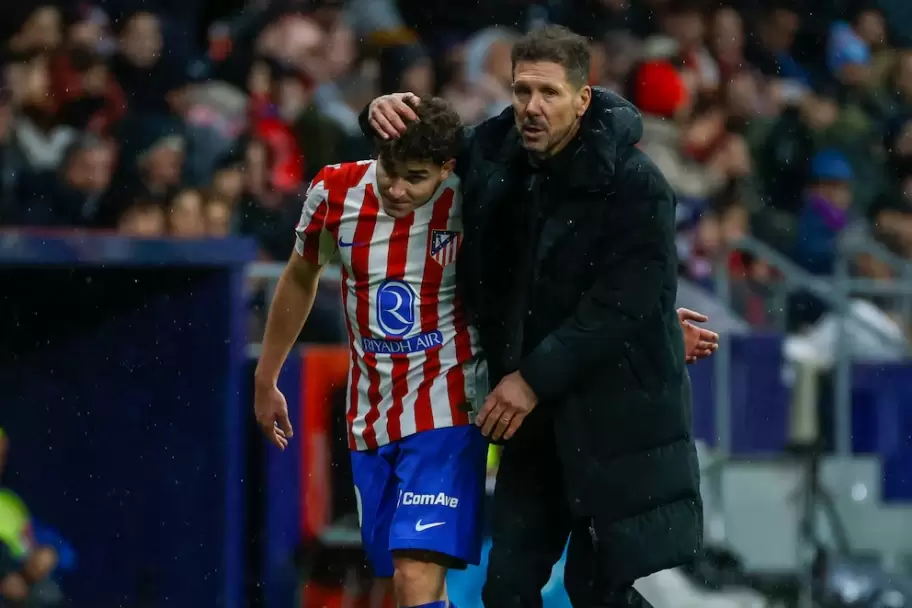 Juli�n �lvarez junto al entrenador Diego Pablo "El Cholo" Simeone.