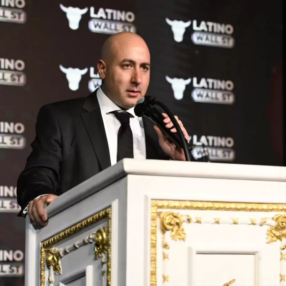 Cerimedo recibiendo el premio "Consultor Político del año" en la Gala Hispana Wall Street