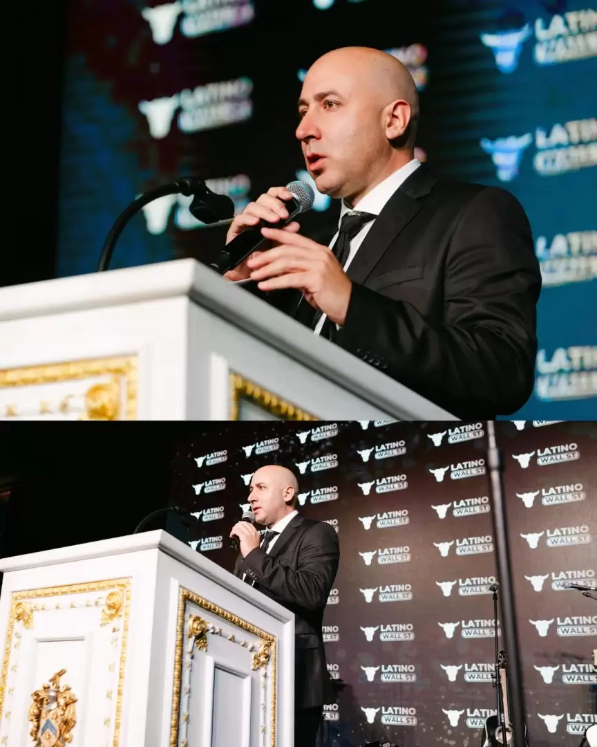 Cerimedo recibiendo el premio "Consultor Político del año" en la Gala Hispana Wall Street