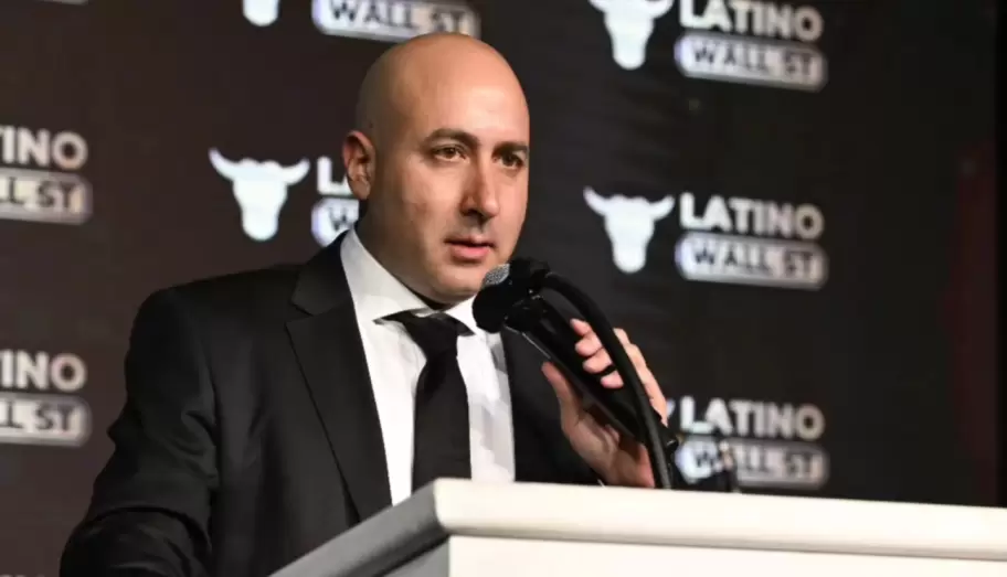 Cerimedo recibiendo el premio "Consultor Político del año" en la Gala Hispana Wall Street