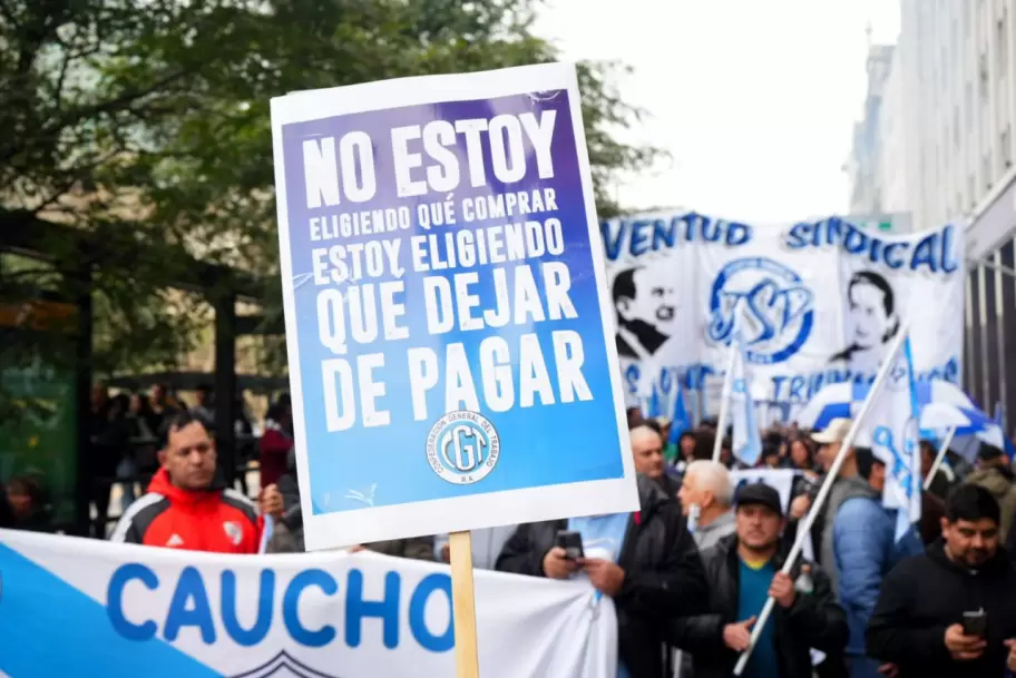 Marcha de los Endeudados: la CGT, las CTA y la UTEP se movilizan al Ministerio de Economía