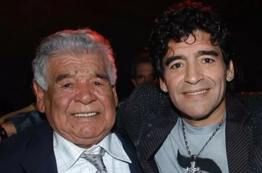 Diego Maradona padre y Diego Maradona hijo.
