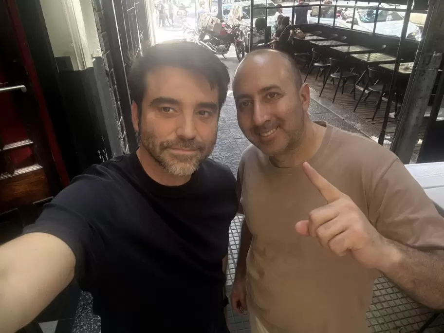El periodista español Javier Negre junto a su socio, el detenido en Bolivia por intento de femicidio Fernando Cerimedo.