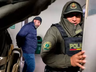 Un casi encapuchado Fernando Cerimedo en uno de los traslados que efectu� la Polic�a de Bolivia tras su detenci�n.