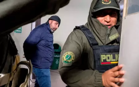 Un casi encapuchado Fernando Cerimedo en uno de los traslados que efectu� la Polic�a de Bolivia tras su detenci�n.