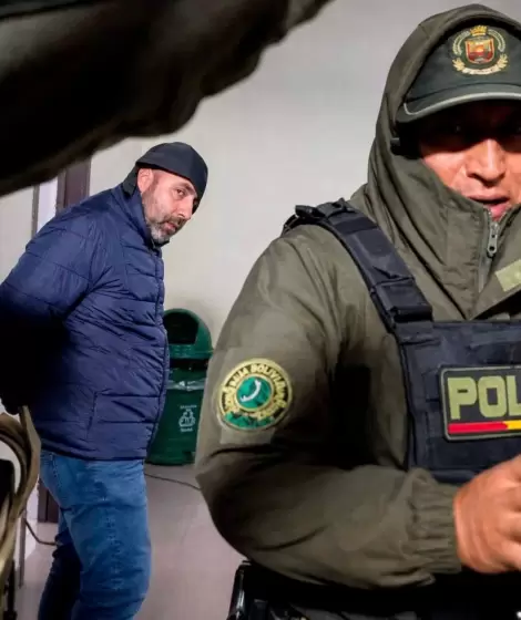 Un casi encapuchado Fernando Cerimedo en uno de los traslados que efectu� la Polic�a de Bolivia tras su detenci�n.