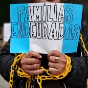 "No sé para qué lado correr": la angustia de los endeudados que marcharon contra Milei