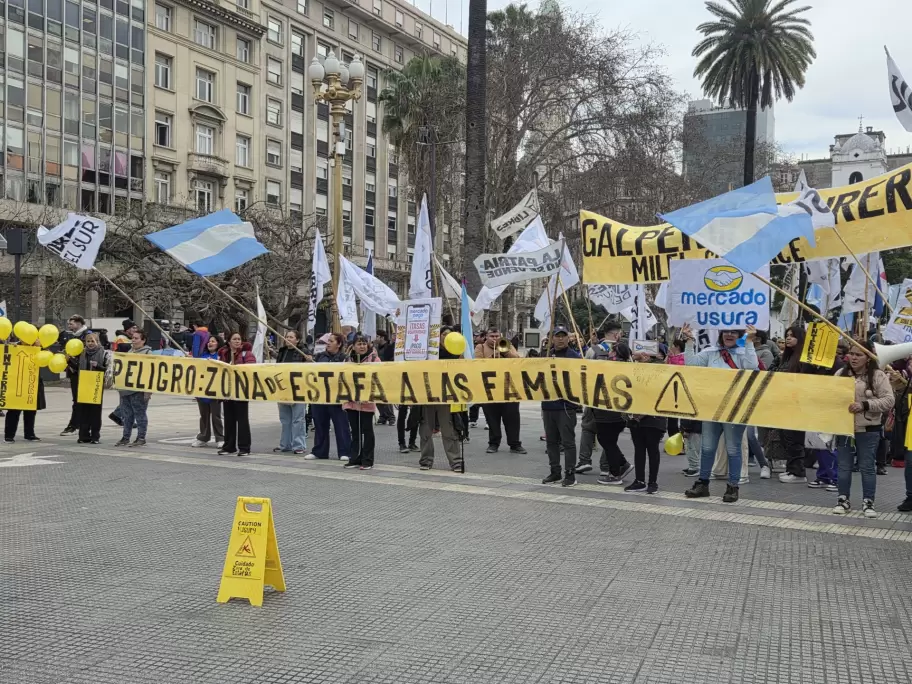La marcha apuntó sorbe todo a las tasas usurarias de Mercado Pago