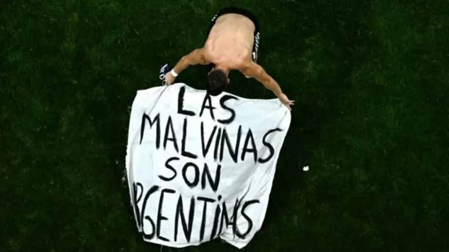 La AFA fue sancionada por la bandera de "Las Malvinas son Argentinas"