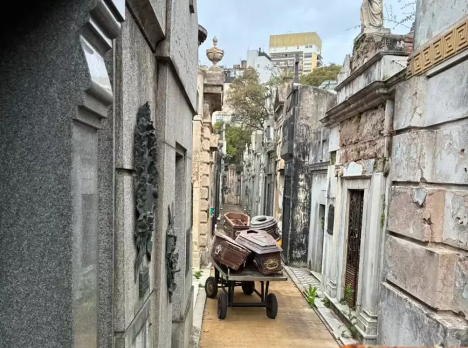 Féretros siendo trasladados entre las bóvedas del Cementerio de la Recoleta.