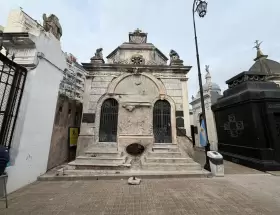 La b�veda de los Girado Passo en la Recoleta en la cual el Gobierno porte�o pretende hacer un gift shop y una cafeter�a de especialidad.