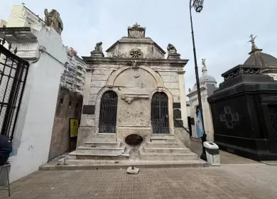 La b�veda de los Girado Passo en la Recoleta en la cual el Gobierno porte�o pretende hacer un gift shop y una cafeter�a de especialidad.