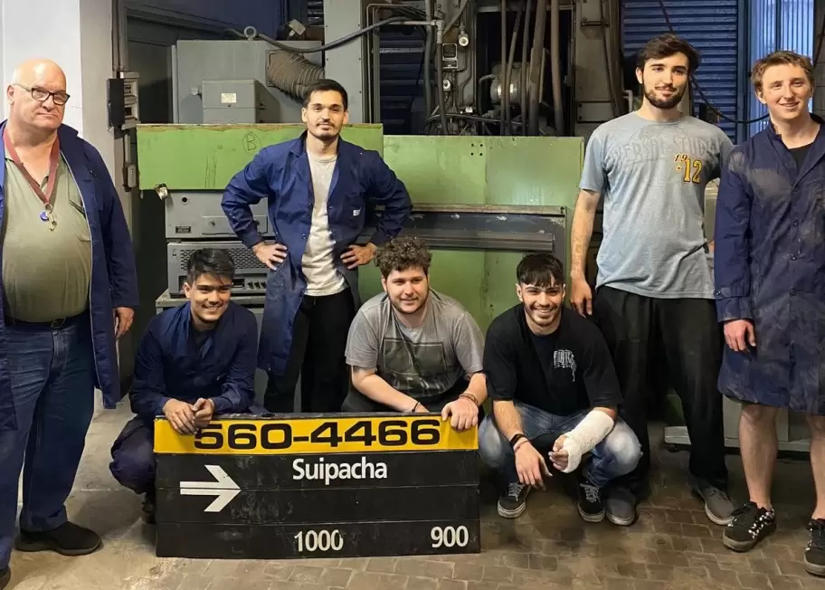 Los estudiantes de la UBA con el cartel que inspiró el nombre del primer monoplaza con el que compitieron en la Fórmula SAE.